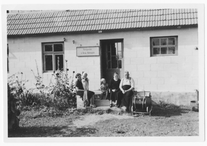 Foto. Arnold Sergo pere ja vanematega Virtsus 1944 sadamakapteni maja trepil