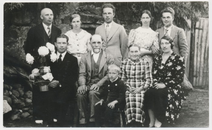 Fotokoopia. Rudolf Veevo lähimate sugulastega ordineerimispäeval 1937. a.