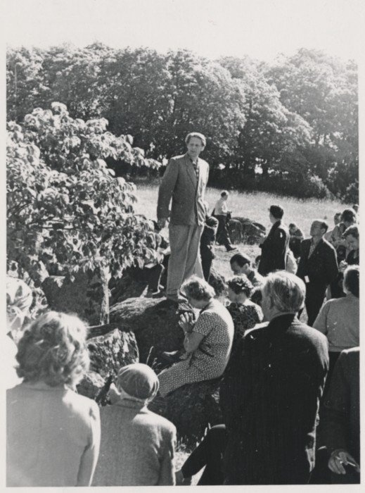 Foto V. Mäeumbaed kodu-uiurijate kokkutulekul Hiiumaal 1964 Põhilise leppe kivide juures.