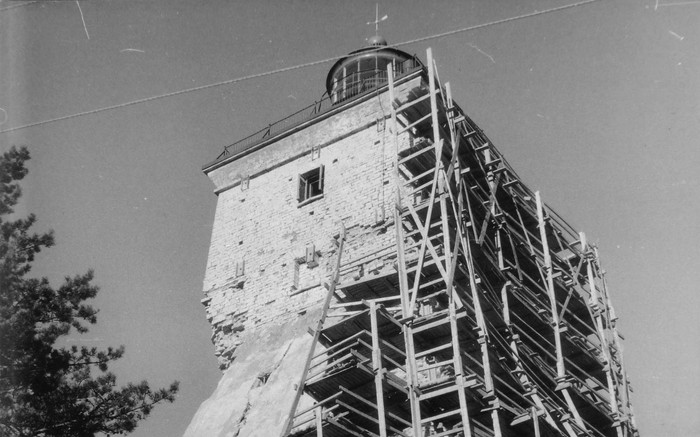 Lagunenud Kõpu tuletorn tellingutes