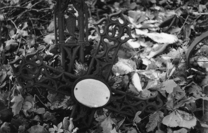 Kõpu alumine kalmistu. Murdunud metallrist