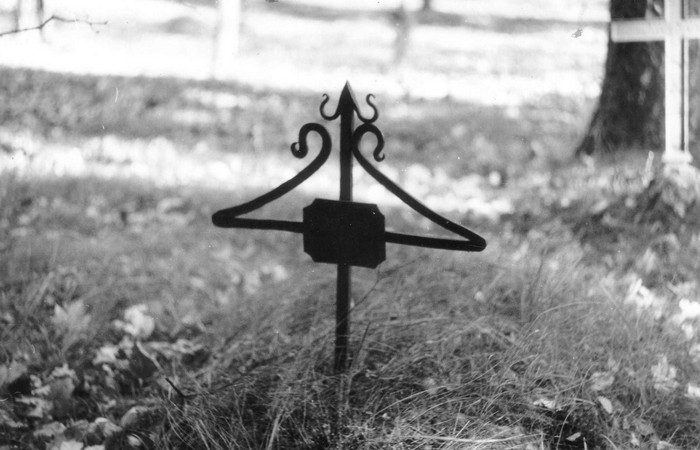 Kõpu alumine kalmistu. Sepistatud metallrist