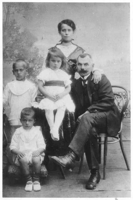 Ateljeefoto. Rudolf Holmbergi pere