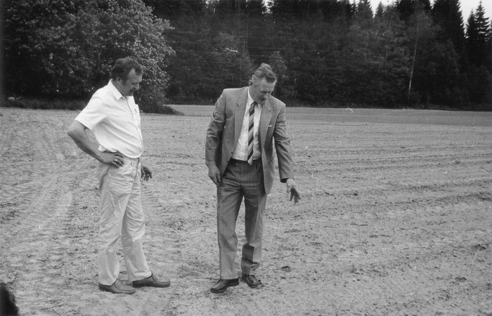 Virolahti vallavanem näitamas oma peedipõldu