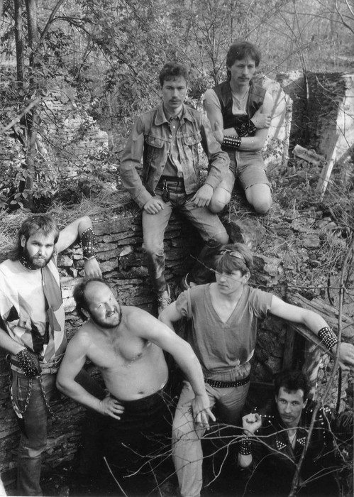 Hiiumaa rockansambel "Omas Kojas" Pühalepa kõrtsi varemetes
