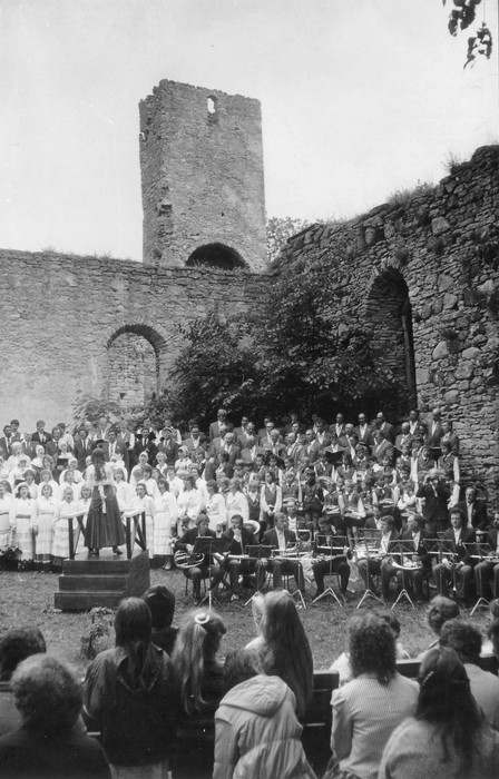 Käina laulupäev kiriku varemetes 1989.a.