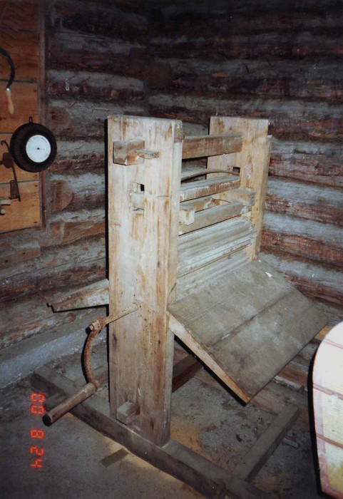 Lassi küla sepikoja  Aruvälja talu etnograafiline kogu lähivaates linavarte töötlemise pink.