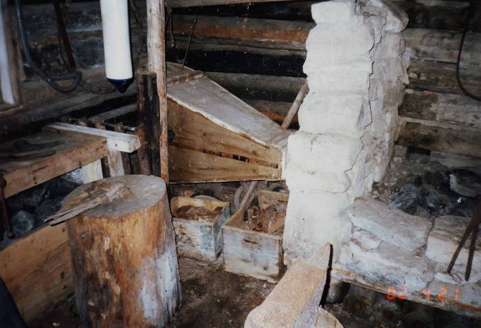 Õngu küla Masti talu sepikoja sisevaade, vaade nurka, kus töökorras ääs ja vasakul lõõts, ees pakk