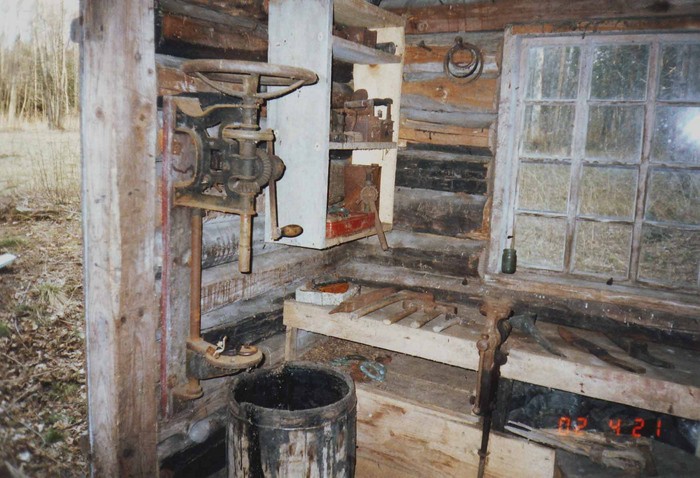 Õngu küla Masti talu sepikoja sisevaade aknaalusele nurgale, kus lukksepa töölaud, seinal riiul.