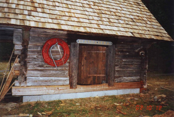 Kalana küla renoveeritav sepikoda, lähivaates esikülg, ukse kohal silt "Magdalena", ukse kõrval päästerõngas (punane "Kõrgessaare")