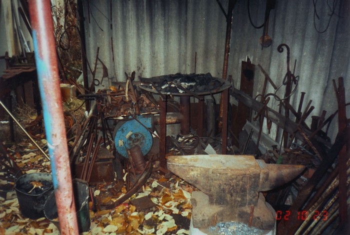 Sepp Talp Reediku sepikoda (katusealune) Palade kooli katlamaja õuel, lähivaade varjualusest