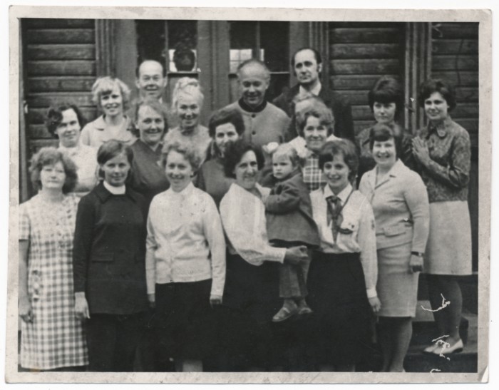 Kärdla kooli õpetajad kooli ukse ees.