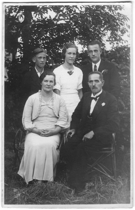 Reigi algkooli juhataja Voldemar Kvarnströmi perekond hõbepulmapäeval 24.juunil 1936 a.