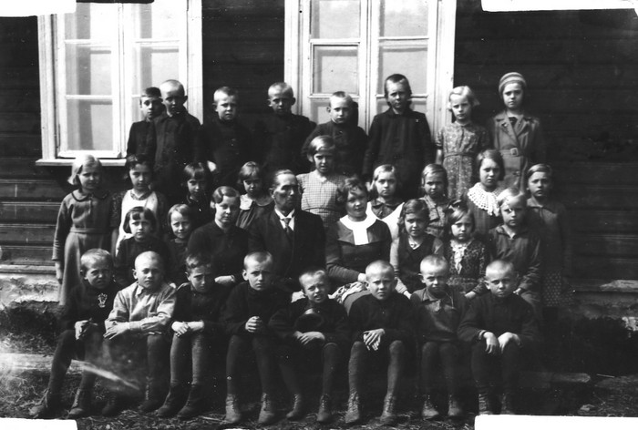 Reigi kooli III ja IV klassi õpilased ja õpetajad 1936/37 kooliaastal