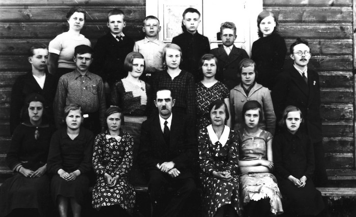 Reigi kooli V ja VI klassi õpilased ja õpetajad 1936 aasta kevadel