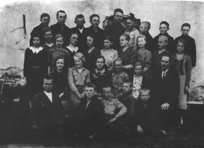 Reigi kooli V ja VI klassi õpilased ja õpetajad 1937/38 õppeaastal