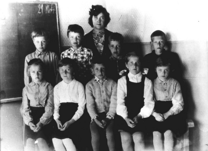 Reigi kooli I ja III klassi õpilased ja õpetajad 1964.a. kevadel.