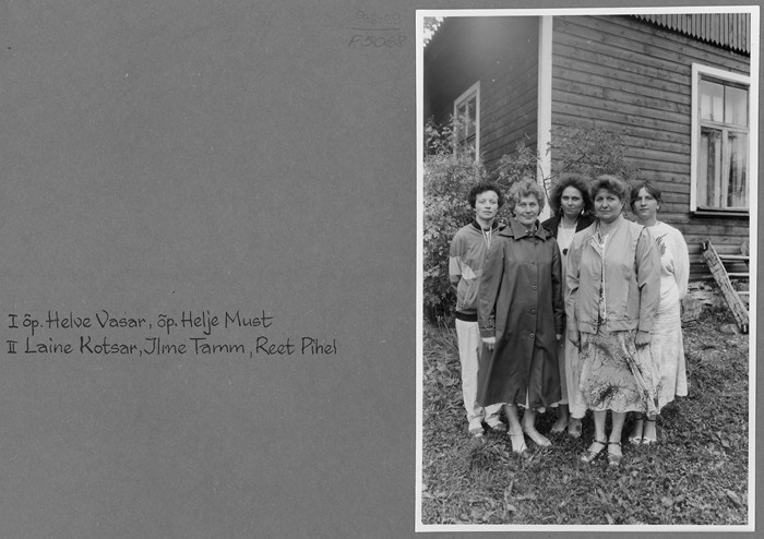 Reigi kooli endised õpilased kooli kokkutulekul 1990 aastal