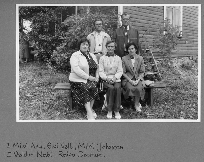 Reigi kooli endised õpilased kooli kokkutulekul 1990 aastal