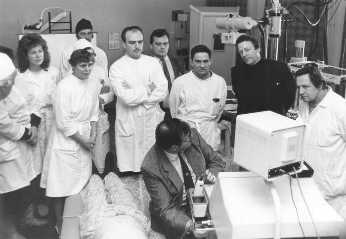 Soome arst Kärdla haiglas sonograafi kasutamist õpetamas