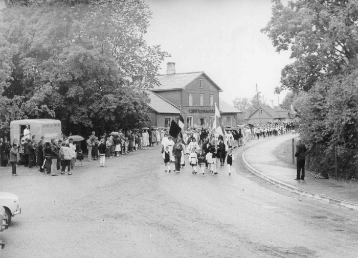 Käina laulupäev. Peolised rongkäigus