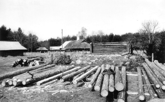 Mihkli talu hoonetekompleks Malvastes 1992.a.
Esiplaanil laudavaremed