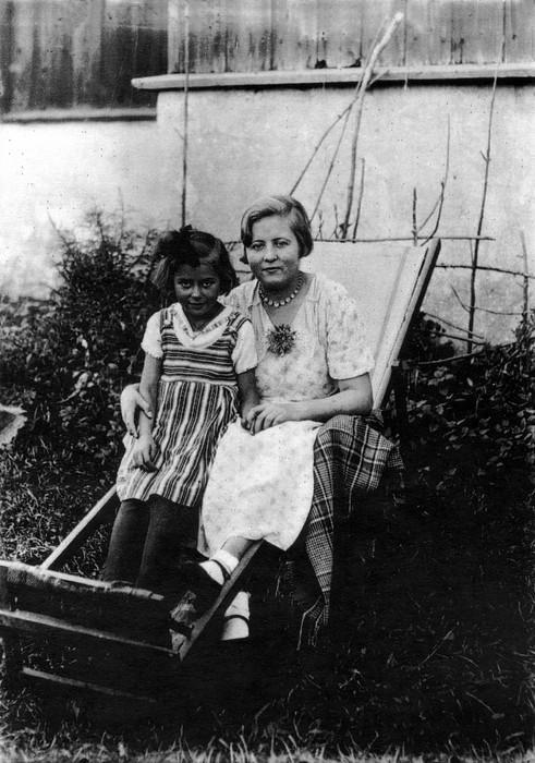Valguskoopia. Ilse Schmidt koduõpetajaga Kõpu mõisa juures