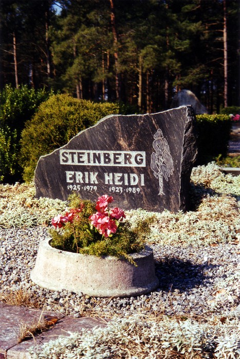 Hauakivi (Erik ja Heide Steinberg) Kärdla  kalmistul