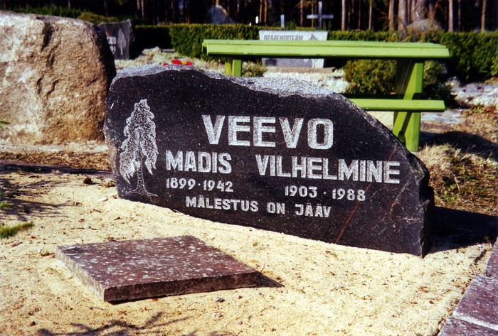 Hauakivi (Madis ja Vilhelmine Veevo) Kärdla  kalmistul