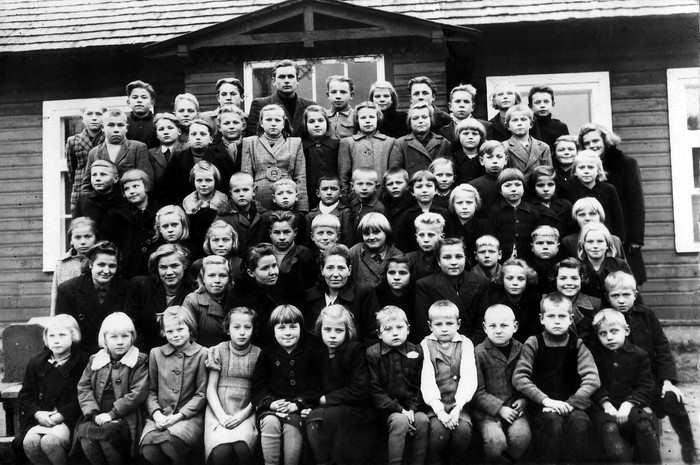 Grupifoto. Jausa koolipere 1945/46 õ.a.