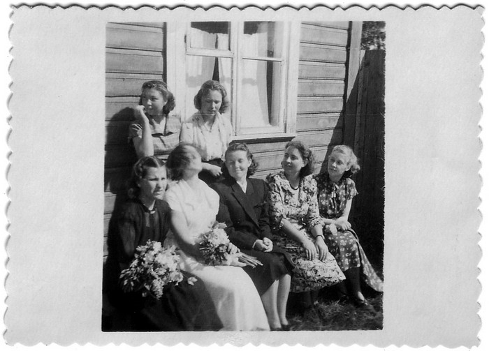 Jausa kooli õpetajannad kooli ees 1953/54 õ.a.