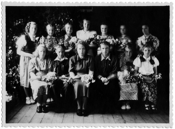 Grupifoto. Jausa kooli saalis õpetaja Heidi Kaivapalu oma klassiga 1954/55 õ.a.