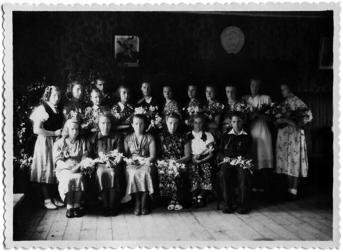 Grupifoto. Jausa kooli lõpetajad koos õpetajatega kooli saalis 1955.a.