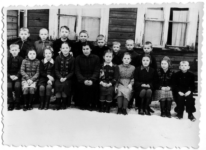 Grupifoto. Jausa kooli õpetaja Aino Tüll oma klassiga