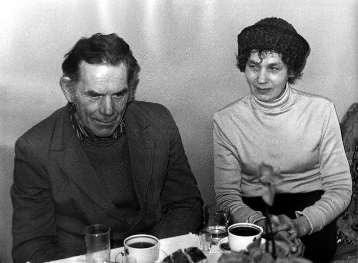 Rahu Eest kolhoosi harju lauda karjak ja lüpsja kohvilaua taga