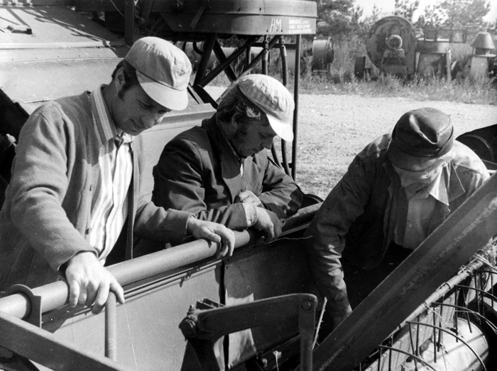 Rahu Eest kolhoosi saagikoristajad kombaini juures