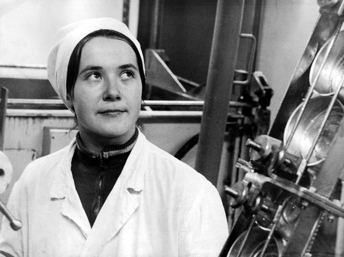 Hiiu Kaluri kalatehase tööline Marje Grubnik töötamas pasteediliinil