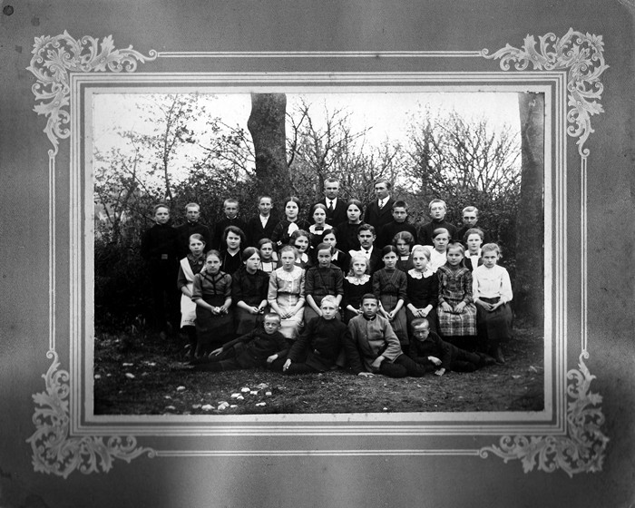 Grupifoto. Kärdla Haridusseltsi õpilased ja õpetajad 1914.a.