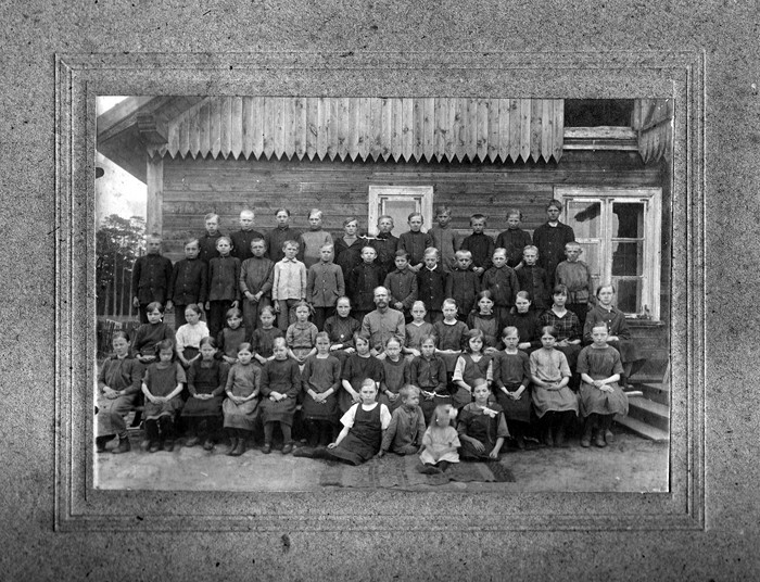 Grupifoto. Õpilased Kõpu kooli ees