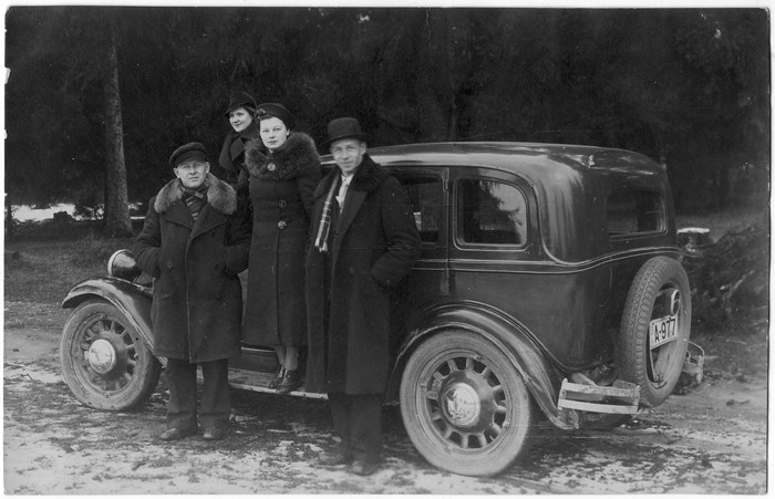 Neli inimest 1930.ndail aastail sõiduauto juures