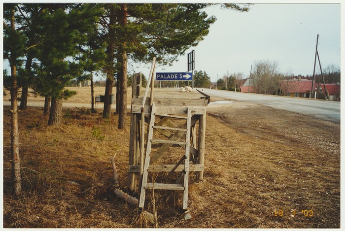 Piimapukk Tubala bussipeatuse juures
