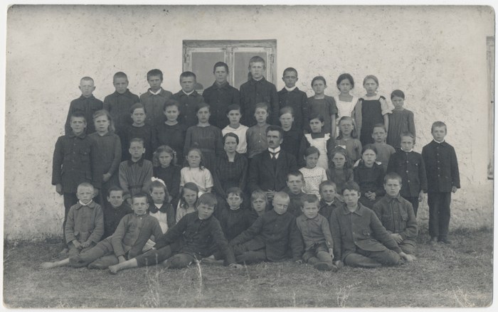 Grupifoto. Kassari algkooli 4. klassi õpilased õpetajatega 1922. aastal