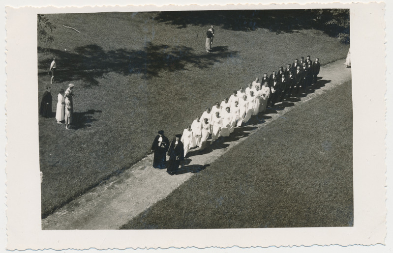 Kärdla leerilapsed teel kirikusse. Vaade kiriku tornist. 27.06.1937