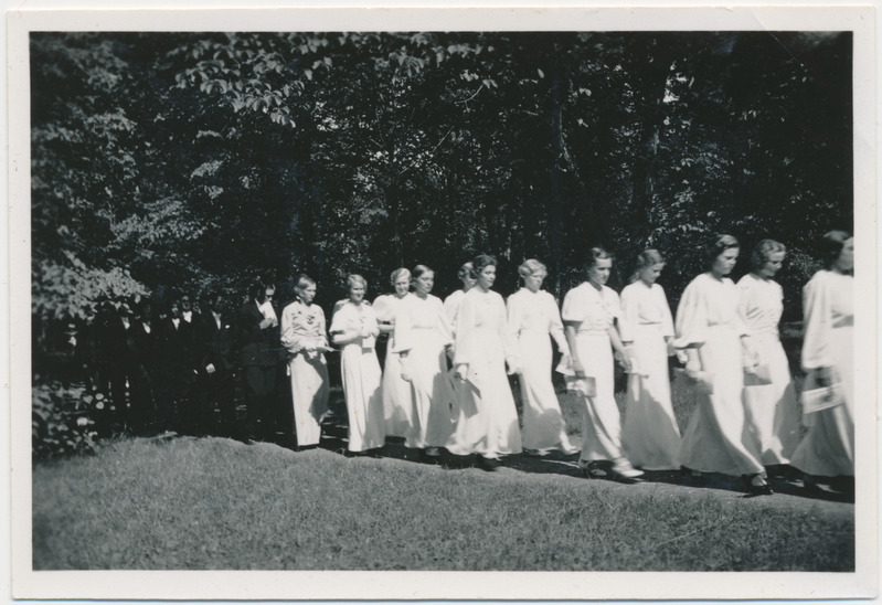 Kärdla leerilapsed teel kirikusse 27.06.1937