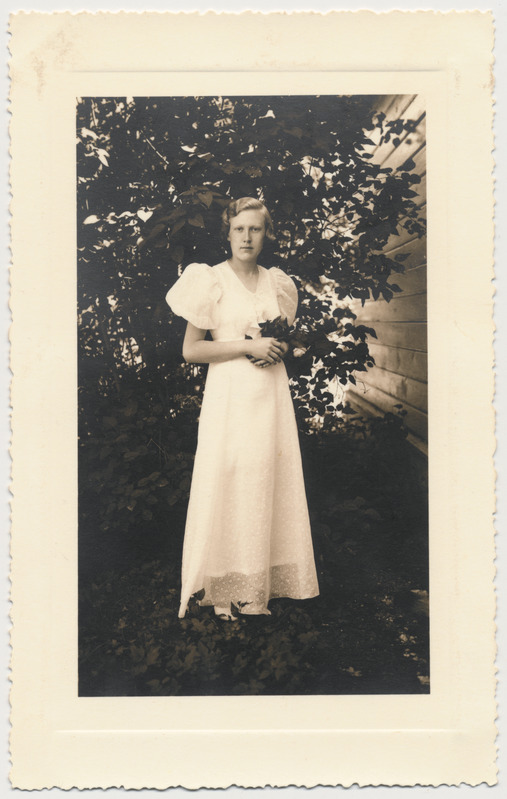 Elsa Ihla leeripäeval 27.06.1937 Kärdlas Saksa kabeli juures