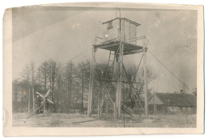 Kiduspe k Saralde talu  tuulegeneraatori ehitamine ca 1950. Alustorn ja tuulelabad maas