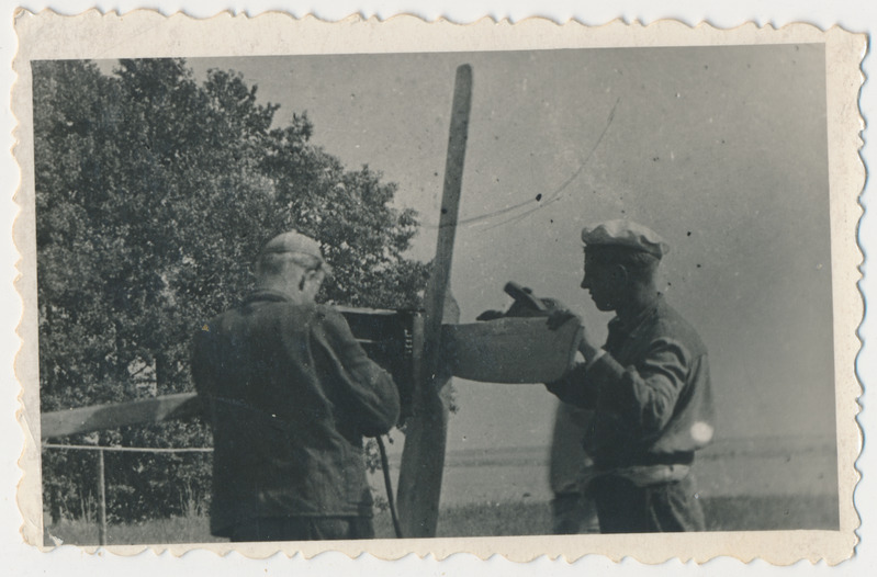 Kiduspe k Saralde talu  tuulegeneraatori ehitamine ca 1950
Kaks meest tuulelabadega, lähivõte