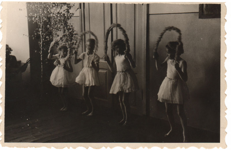 Käesalu kool
Tütarlapsed lillevanikutega tantsimas