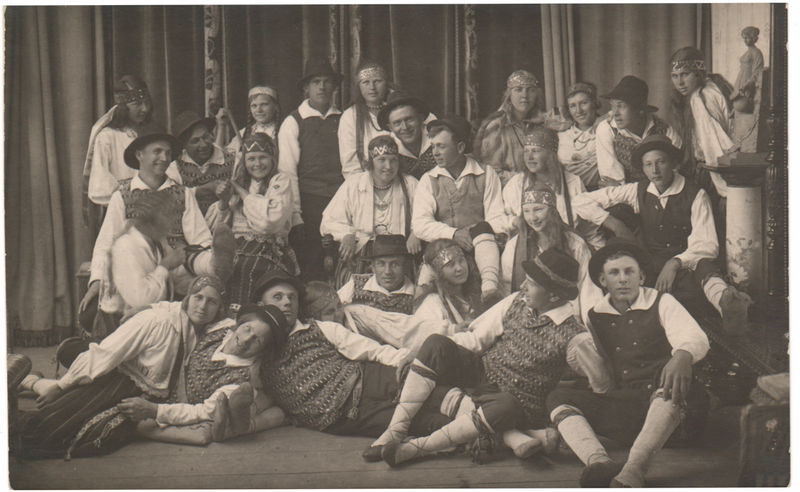 ÜENÜ Käesalu osakonna rahvatantsu grupp omakultuuripäeval Tallinnas