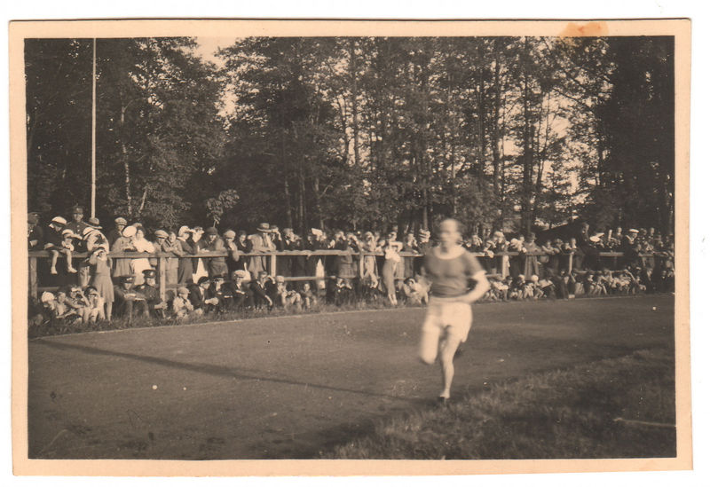 Paavo Nurmi jooksmas Kadrioru staadionil